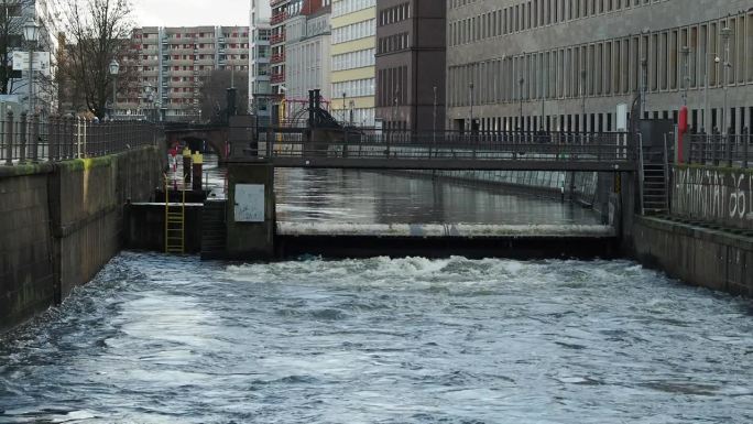 调节运河中水位的闸。