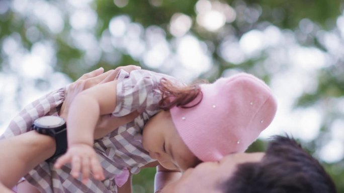 父亲和他的女孩，亚洲女婴骑在父亲的脖子上