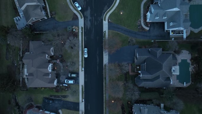 空中俯瞰的豪华美国社区与私人街道和死胡同。美国夜晚黑暗的房子。直下天桥。