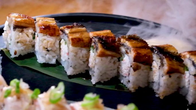 美味的餐厅亚洲食品寿司在盘子与干冰鳗鱼金枪鱼集包围周围的空间文字广告寿司服务菜单厨师课程寿司制作者特