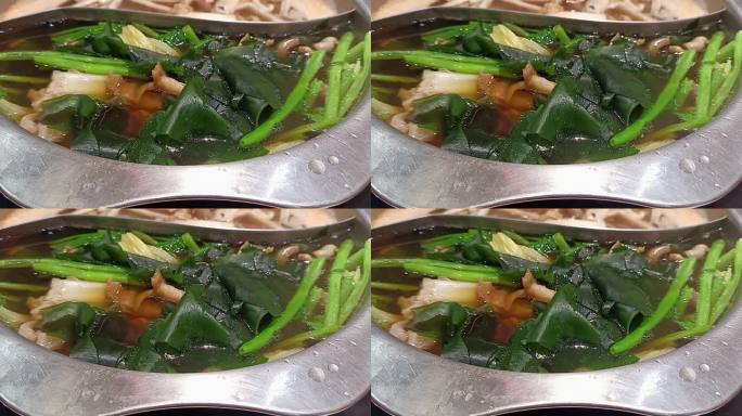 用蔬菜和肉在火锅里煮涮肉或寿喜烧。亚洲美食