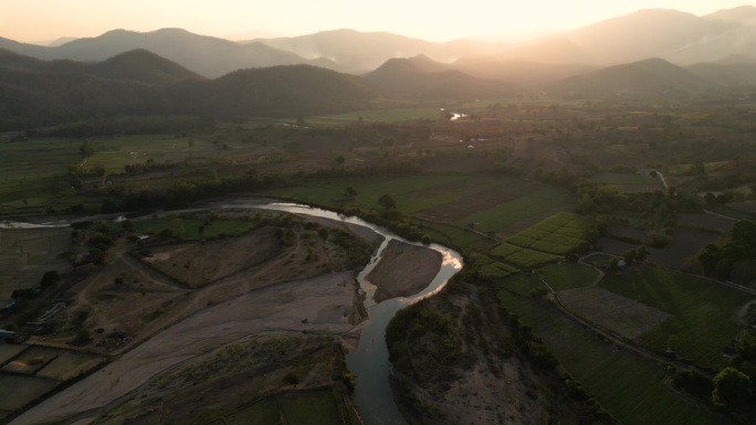日落的小河在山谷与山脉