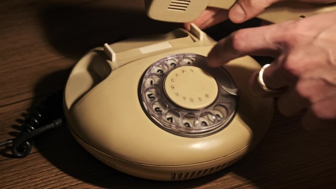 使用旧的固定电话拨打紧急电话911