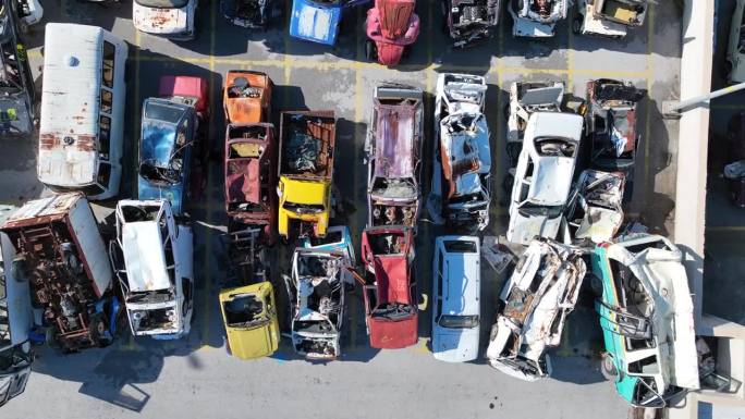 无人机在汽车废料场拍摄的汽车鸟瞰图