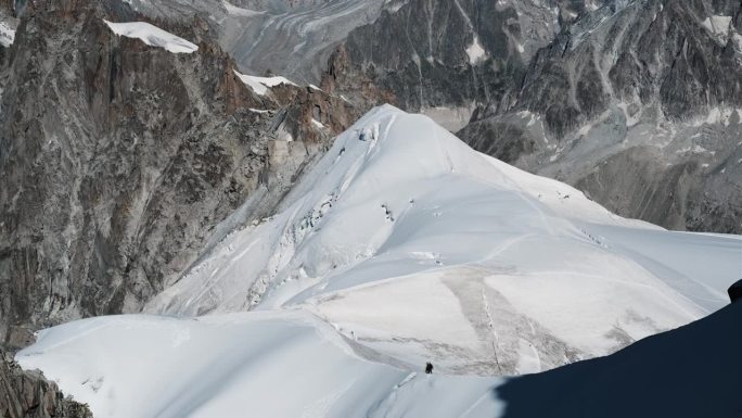 登山者徒步穿越雪山到达万宝龙峰