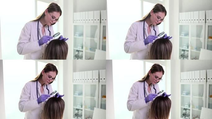 一位毛发学家拿着放大镜观察病人的头发