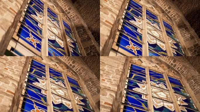 荷兰格罗勒一座哥特式教堂内蓝色彩色玻璃窗的低角度夜景