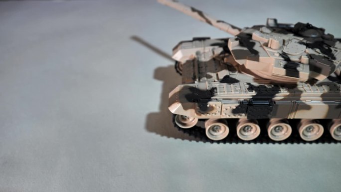 无线电控制的玩具坦克，可以驾驶、旋转炮塔并从枪口开火