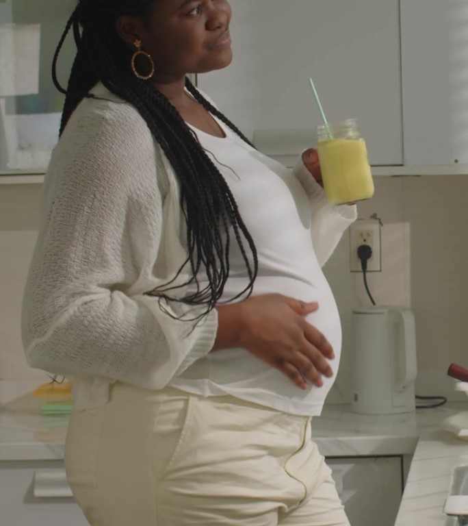 非裔美国准妈妈喝水果奶昔