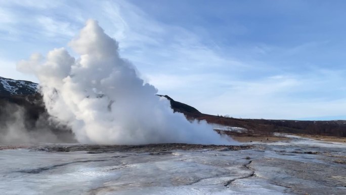 火星超现实的幻想景观。独特的自然现象，地质奇观。冰岛间歇泉喷发。地热谷火山喷气孔间歇泉。