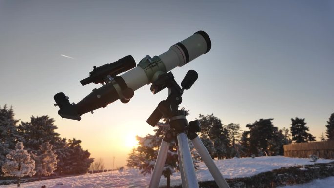 带有特殊太阳滤光片的望远镜，用于观测太阳。