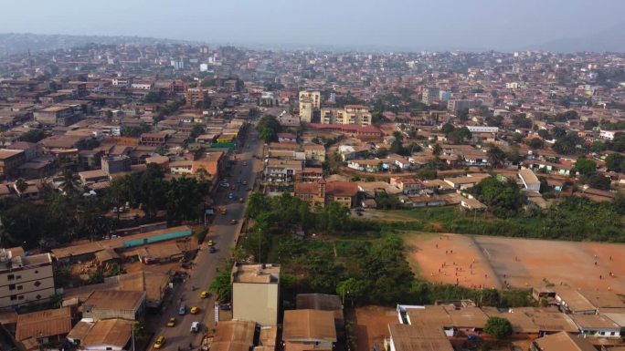 喀麦隆雅温得郊区的足球场和街道的无人机全景图