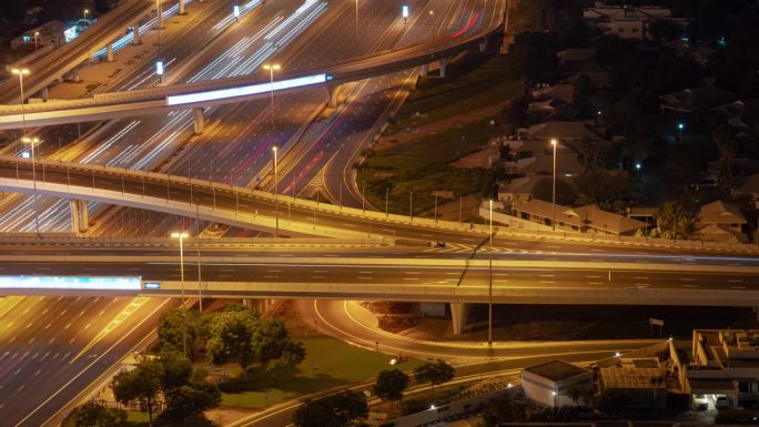 夜间照明迪拜城市主要交通道路交汇处近距离屋顶全景4k延时阿联酋