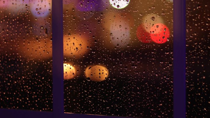 透过玻璃窗的雨和雨滴