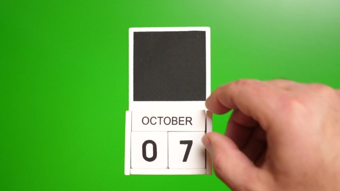 日期为10月7日的绿色背景日历。说明某一特定日期的事件。