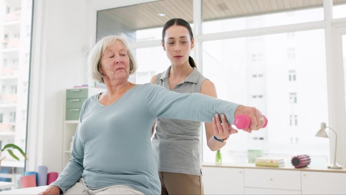 老年妇女，物理治疗和哑铃运动，伸展手臂和支持在物理治疗检查。老年人、病人和护士在医疗咨询中的锻炼、肩