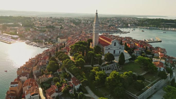 航拍无人机拍摄的著名的尤弗拉西亚大教堂在树木和建筑在伊斯特拉镇波雷茨，克罗地亚