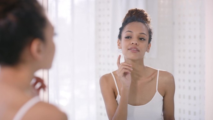 护肤效果，镜子反射和女性面部皮肤科检查痤疮或黄褐斑的健康治疗进展。美颜模特、美颜黑人女性用天然化妆品