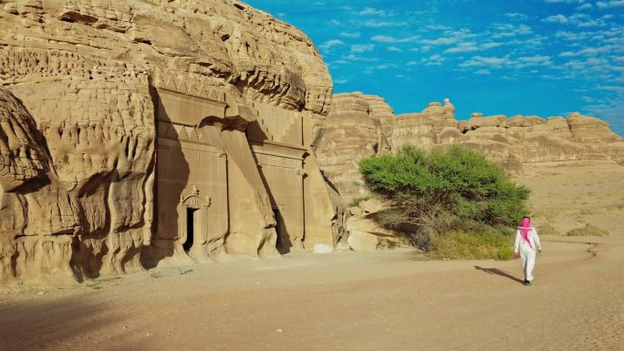 男游客走过Al-Ula的石刻古墓