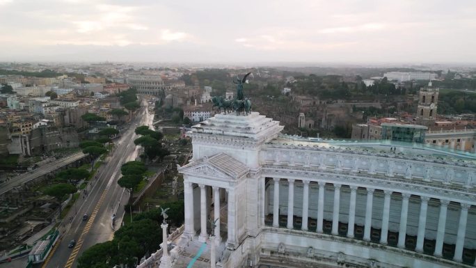前方无人机在祖国祭坛上方拍摄，罗马广场。背景中的罗马斗兽场。美丽的建立无人机拍摄