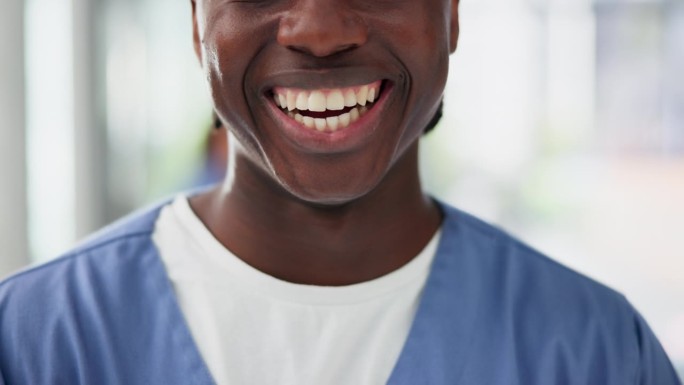 微笑，保健和口腔护士在医院咨询，医疗和专业。快乐，牙齿和医学专家的特写非洲人在诊所健康，事业和保险