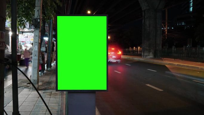 时间推移，交通长曝光的道路与广告牌绿屏用于广告的街道标志在城市。