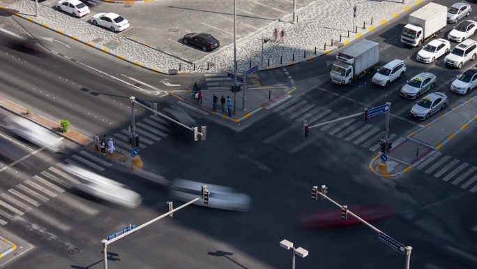 晴朗的一天阿布扎比市交通街道建筑阴影十字路口拥挤的人行横道屋顶全景4k延时阿联酋