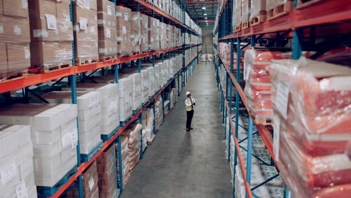 运输仓库和货架与仓库人员清点库存的物流，库存或检查。配送，供应链和积压与邮局员工在工厂的货物分配