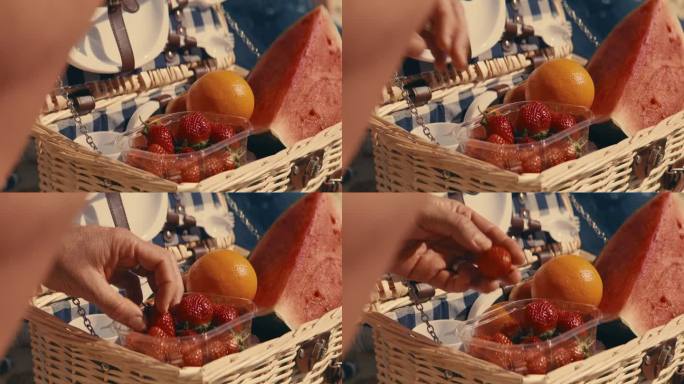 海滩上的水果篮由草莓、橘子和西瓜组成