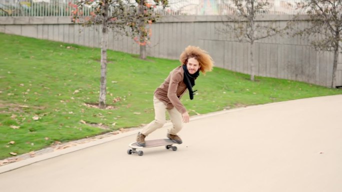 另类年轻人在城市公园玩滑板