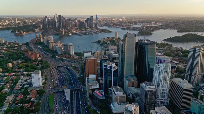澳大利亚悉尼海港大桥、薰衣草湾和环形码头的高速公路上拥挤的交通和运输