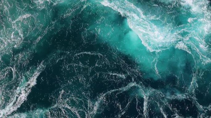 在涨潮和退潮时，河流和大海的蓝色波浪交汇在一起。
