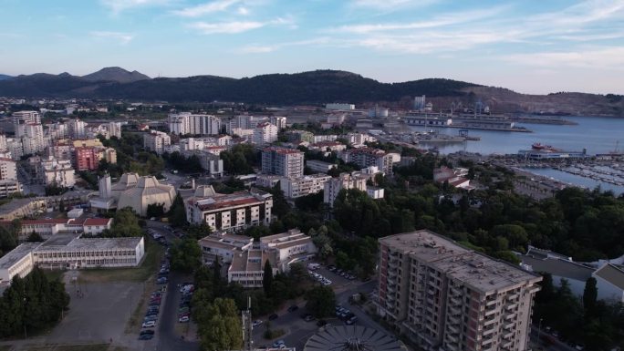 酒吧,黑山。日落后的城市景观，建筑物和港口鸟瞰图，无人机拍摄