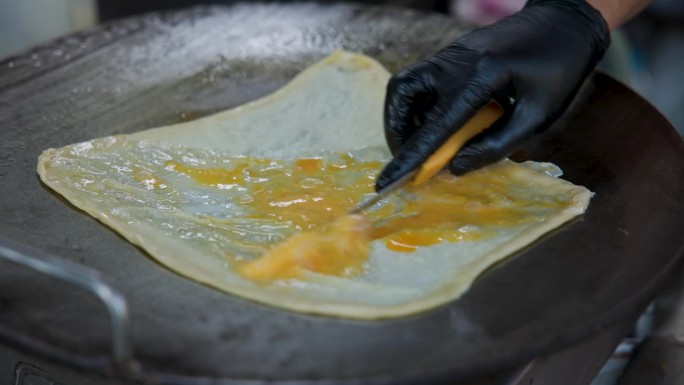 在泰国街头烹饪香蕉烤饼