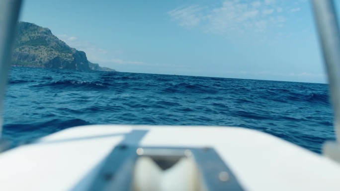 在我们迷人的视频体验一艘船在海上舒缓的节奏。看着它优雅地航行在开阔的水域。