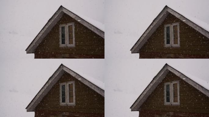 雪花轻轻地飘在印度克什米尔古尔玛格的阁楼窗户旁——中景
