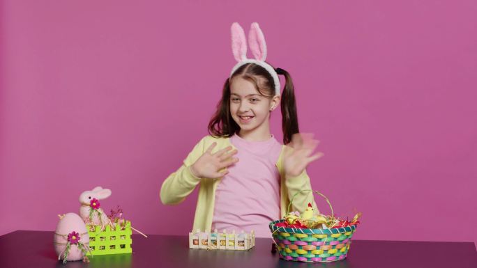 快乐的孩子把兔子耳朵放在她的头上
