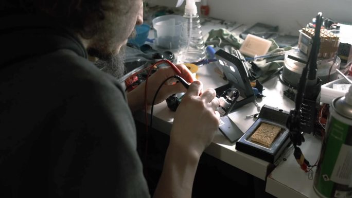 用电压表可以测量设备的电压