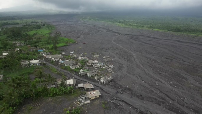 鸟瞰图:熔岩流将Curah Kobokan村埋在火山灰中