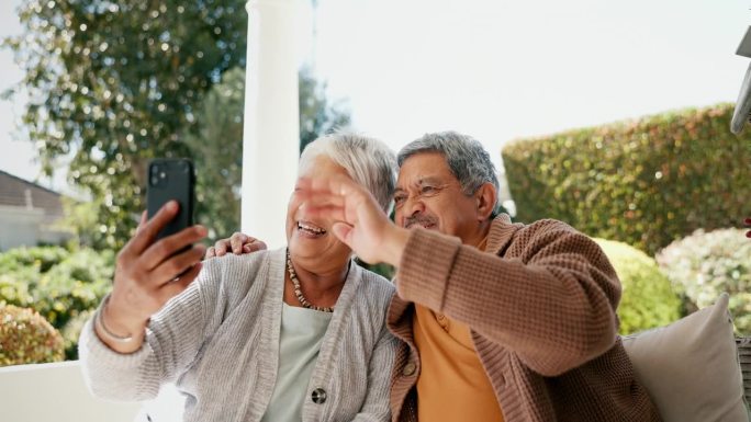 视频通话，微笑和老夫妇在花园呼吸新鲜空气，一起交流。快乐、科技和退休老人用手机进行虚拟对话