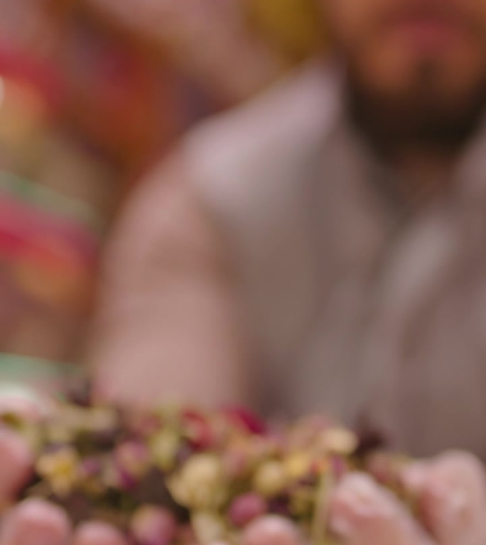 土耳其小贩介绍他在大巴扎的店里出售的草药#SpiceMarketDiscovery #AromaEx