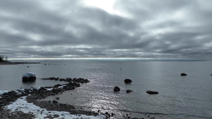 冬天的乔治亚湾靠近加拿大安大略省的蒂尼