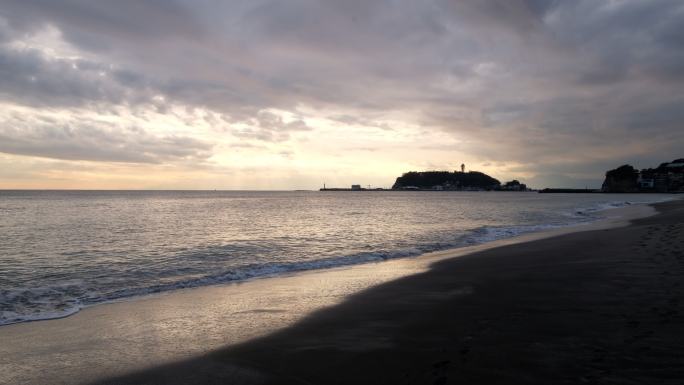 傍晚日落的日本神奈川县的江之岛海滩