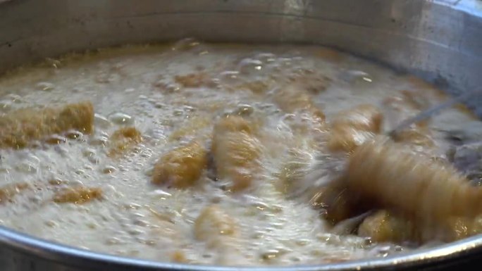 酥脆美味的土耳其Sigara Börek在滋滋的油中烹饪