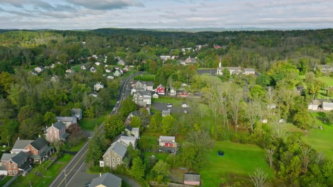 无人机拍摄的小镇在蒙哥马利县，宾夕法尼亚州阴天