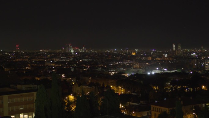 4K全景巴塞罗那与圣堂Família在夜晚的天际线