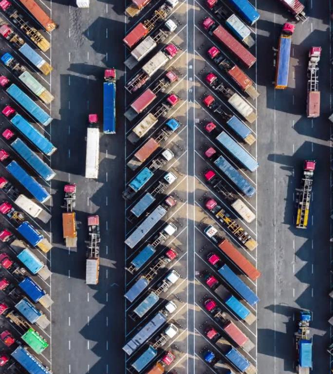 T/L PAN鸟瞰图，一排排卡车在港口与拖车一起行驶