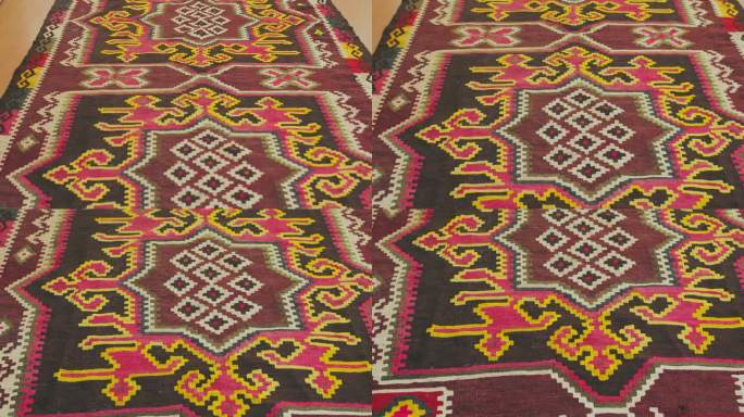 撒马尔罕地毯是根据古代古典技术手工制作的。它布满了民族图案和装饰品。