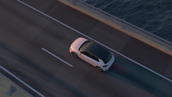 一辆普通电动汽车在桥上或沿海道路上行驶的俯视图