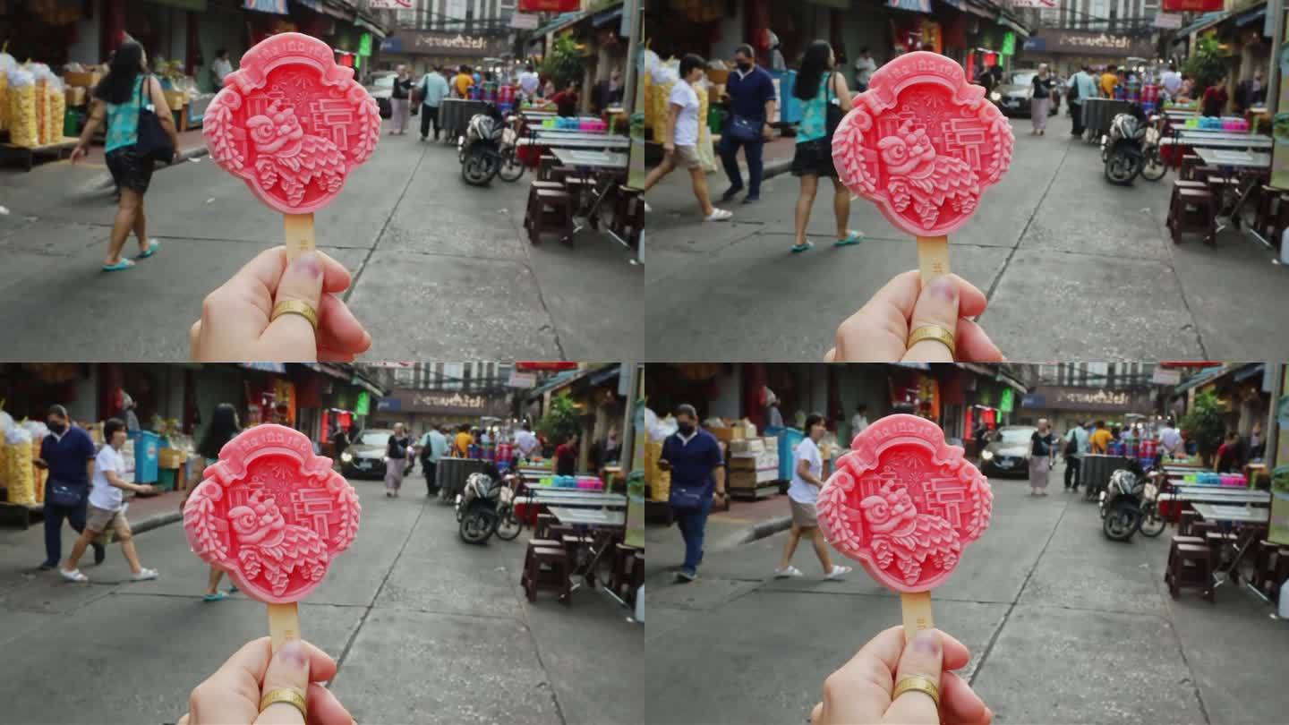 泰国曼谷唐人街，用3D打印机制作的龙形冰淇淋。翻译:冰淇淋